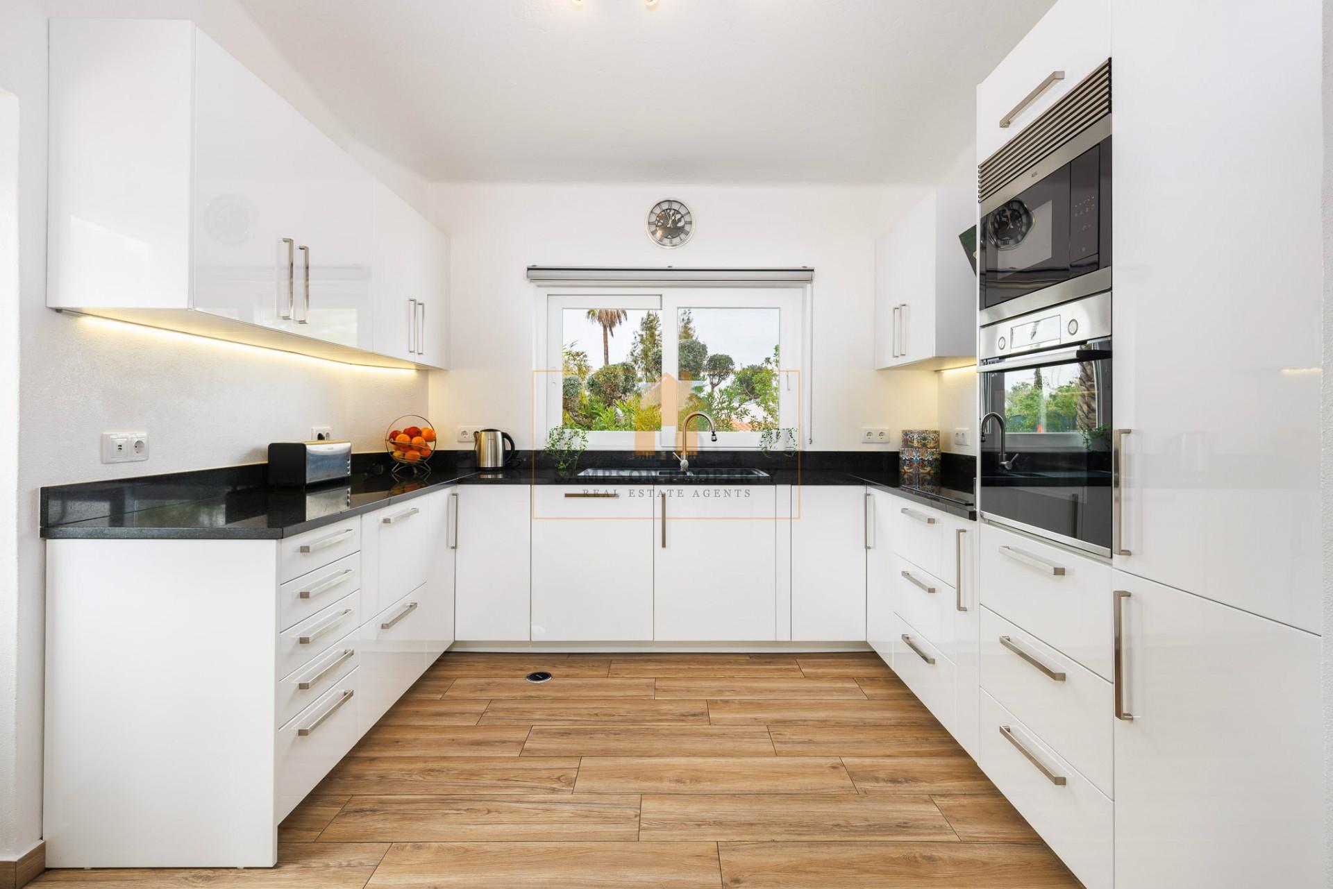 Moradia renovada com 3 quartos e piscina aquecida para venda, perto de Carvoeiro e Ferragudo