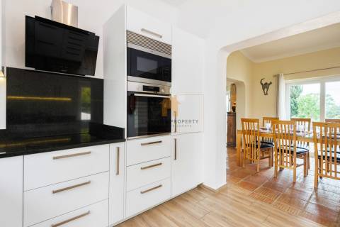 Moradia renovada com 3 quartos e piscina aquecida para venda, perto de Carvoeiro e Ferragudo