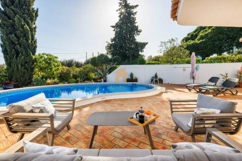 Moradia renovada com 3 quartos e piscina aquecida para venda, perto de Carvoeiro e Ferragudo