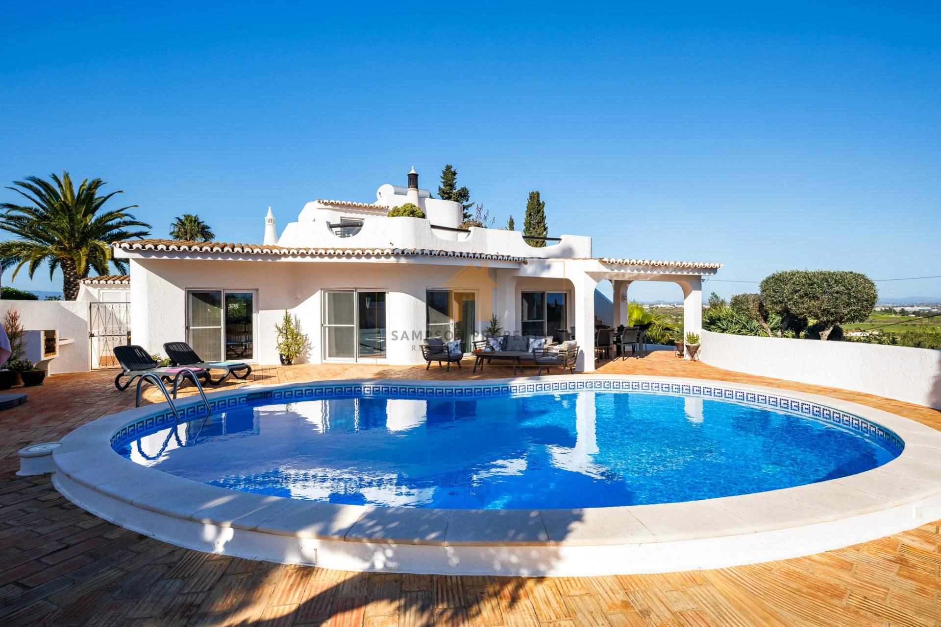 Moradia renovada com 3 quartos e piscina aquecida para venda, perto de Carvoeiro e Ferragudo