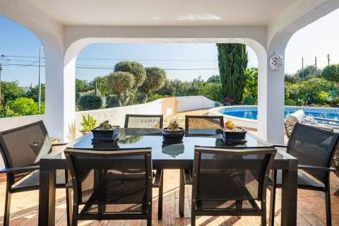 Moradia renovada com 3 quartos e piscina aquecida para venda, perto de Carvoeiro e Ferragudo