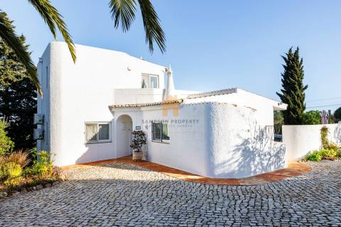 Moradia renovada com 3 quartos e piscina aquecida para venda, perto de Carvoeiro e Ferragudo