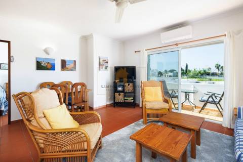 Para venda apartamento T1+1 em Carvoeiro