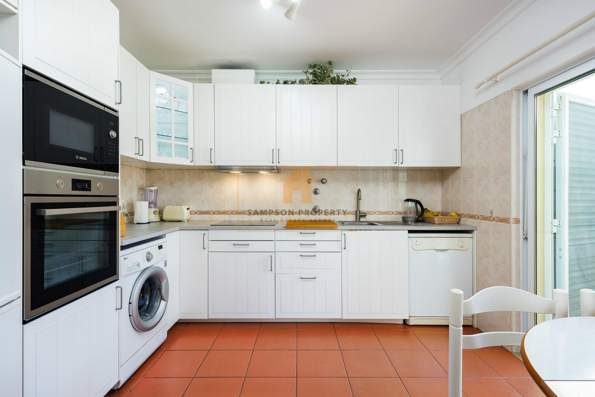 Para venda apartamento T1+1 em Carvoeiro