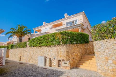 Para venda T1 de luxo, remodelado, com vista mar em Carvoeiro no Clube Golfemar