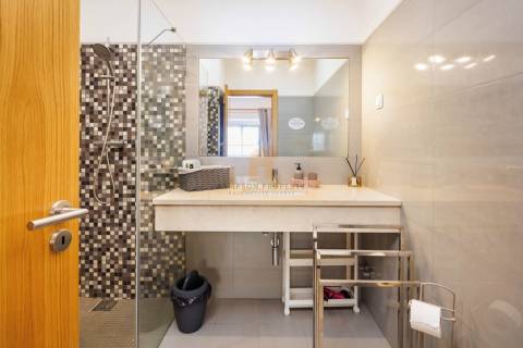 Para venda em Carvoeiro, moradia com piscina privada apenas a 250m da praia