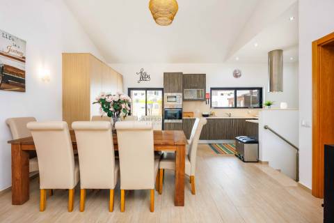 Para venda em Carvoeiro, moradia com piscina privada apenas a 250m da praia