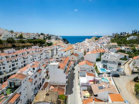 Para venda em Carvoeiro, moradia com piscina privada apenas a 250m da praia