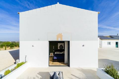 Para Venda – Impressionante Moradia Contemporânea de Quatro Quartos com Piscina Aquecida