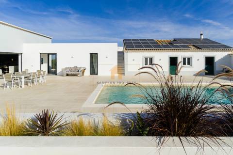 Para Venda – Impressionante Moradia Contemporânea de Quatro Quartos com Piscina Aquecida