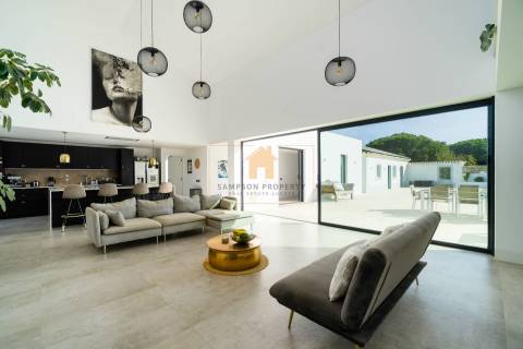 Para Venda – Impressionante Moradia Contemporânea de Quatro Quartos com Piscina Aquecida