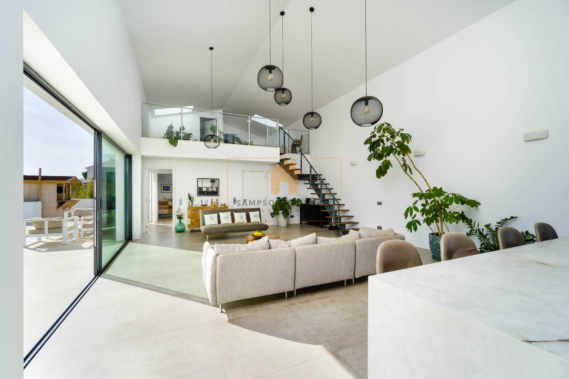 Para Venda – Impressionante Moradia Contemporânea de Quatro Quartos com Piscina Aquecida