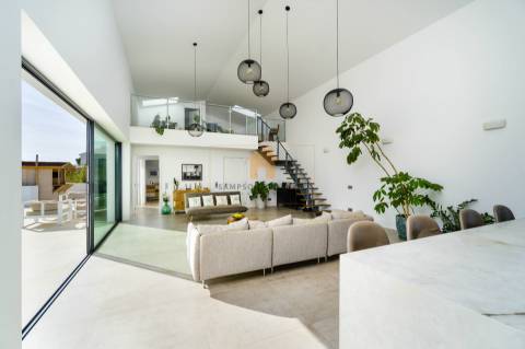 Para Venda – Impressionante Moradia Contemporânea de Quatro Quartos com Piscina Aquecida