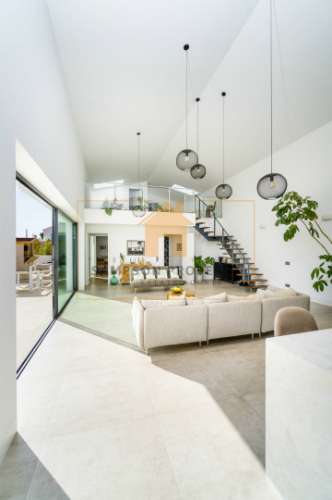 Para Venda – Impressionante Moradia Contemporânea de Quatro Quartos com Piscina Aquecida