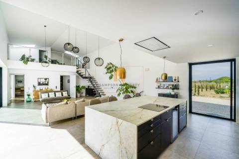 Para Venda – Impressionante Moradia Contemporânea de Quatro Quartos com Piscina Aquecida