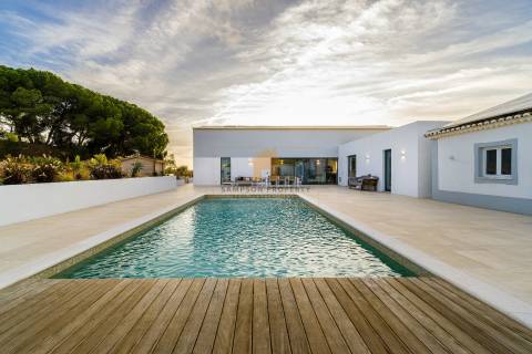 Para Venda – Impressionante Moradia Contemporânea de Quatro Quartos com Piscina Aquecida