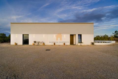 Para Venda – Impressionante Moradia Contemporânea de Quatro Quartos com Piscina Aquecida