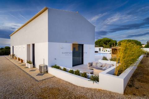 Para Venda – Impressionante Moradia Contemporânea de Quatro Quartos com Piscina Aquecida