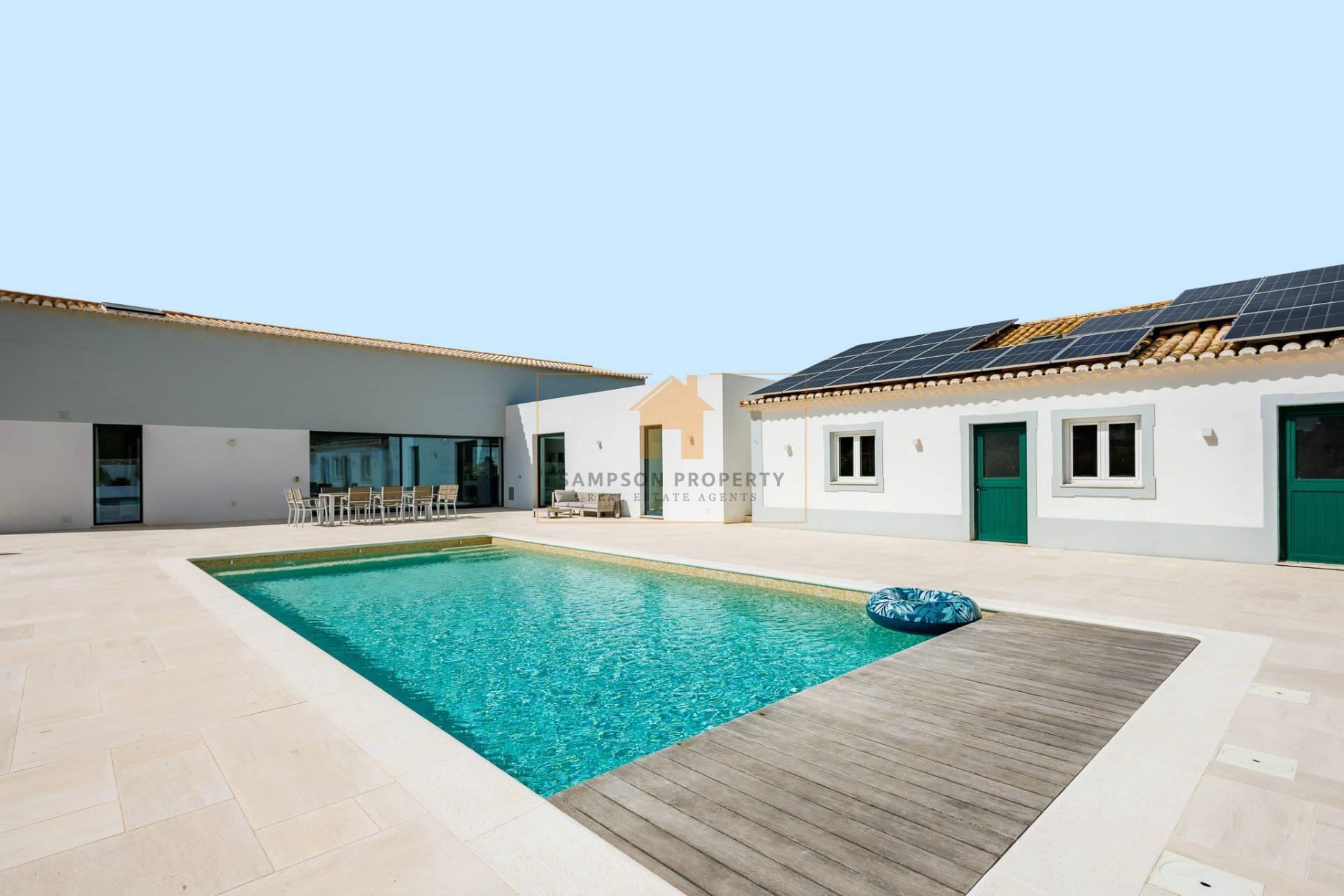 Para Venda – Impressionante Moradia Contemporânea de Quatro Quartos com Piscina Aquecida