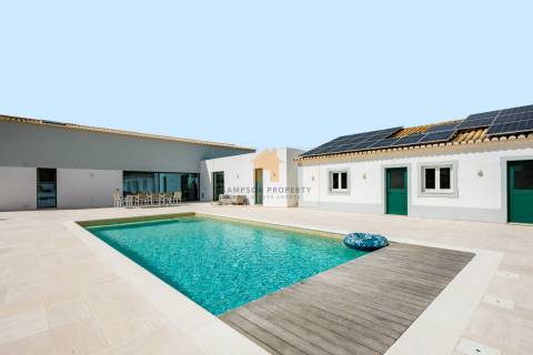 Para Venda – Impressionante Moradia Contemporânea de Quatro Quartos com Piscina Aquecida