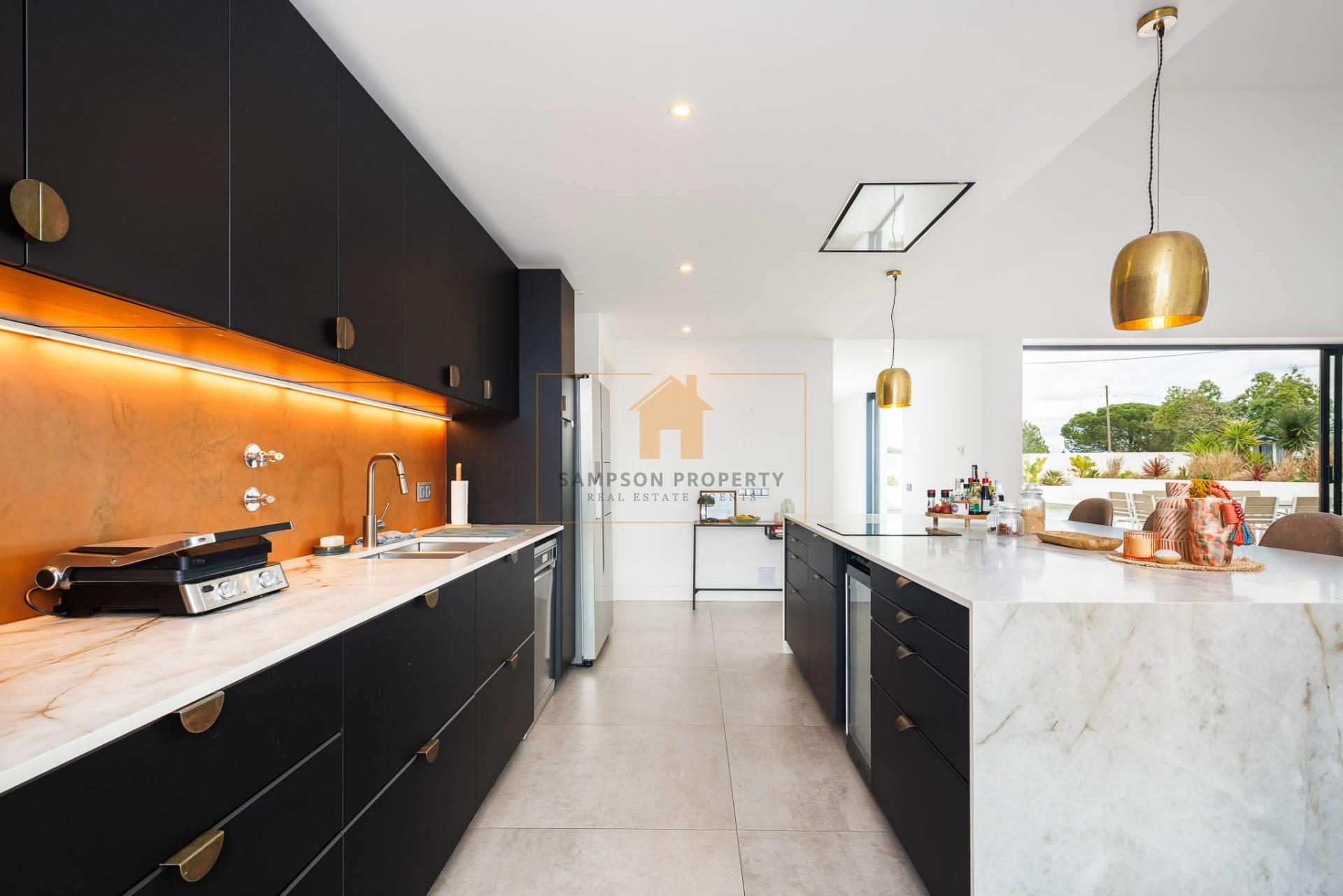 Para Venda – Impressionante Moradia Contemporânea de Quatro Quartos com Piscina Aquecida