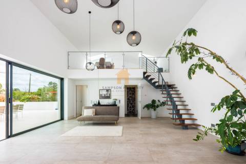 Para Venda – Impressionante Moradia Contemporânea de Quatro Quartos com Piscina Aquecida