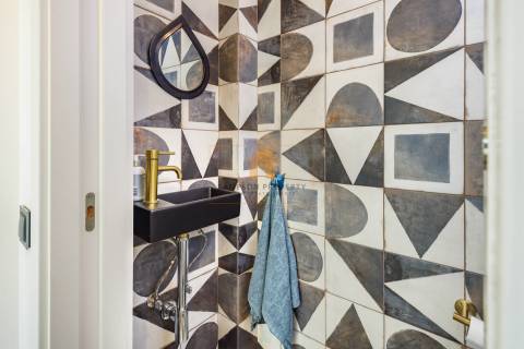 Para Venda – Impressionante Moradia Contemporânea de Quatro Quartos com Piscina Aquecida