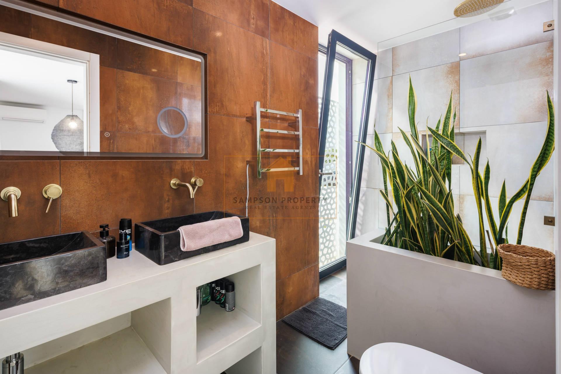 Para Venda – Impressionante Moradia Contemporânea de Quatro Quartos com Piscina Aquecida