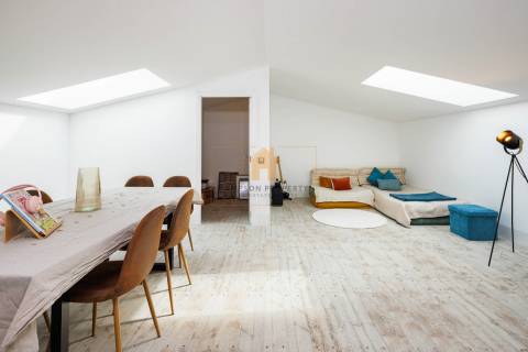 Para Venda – Impressionante Moradia Contemporânea de Quatro Quartos com Piscina Aquecida