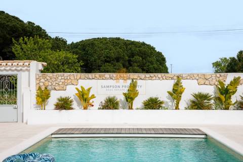 Para Venda – Impressionante Moradia Contemporânea de Quatro Quartos com Piscina Aquecida