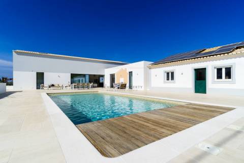 Para Venda – Impressionante Moradia Contemporânea de Quatro Quartos com Piscina Aquecida