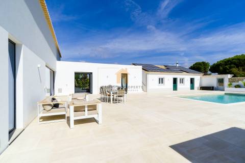 Para Venda – Impressionante Moradia Contemporânea de Quatro Quartos com Piscina Aquecida