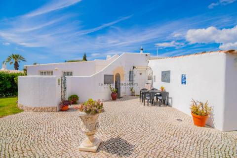 Para venda na Quinta do Paraíso, Carvoeiro moradia com 3 quartos, piscina, garagem e jardim