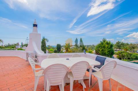 Para venda na Quinta do Paraíso, Carvoeiro moradia com 3 quartos, piscina, garagem e jardim