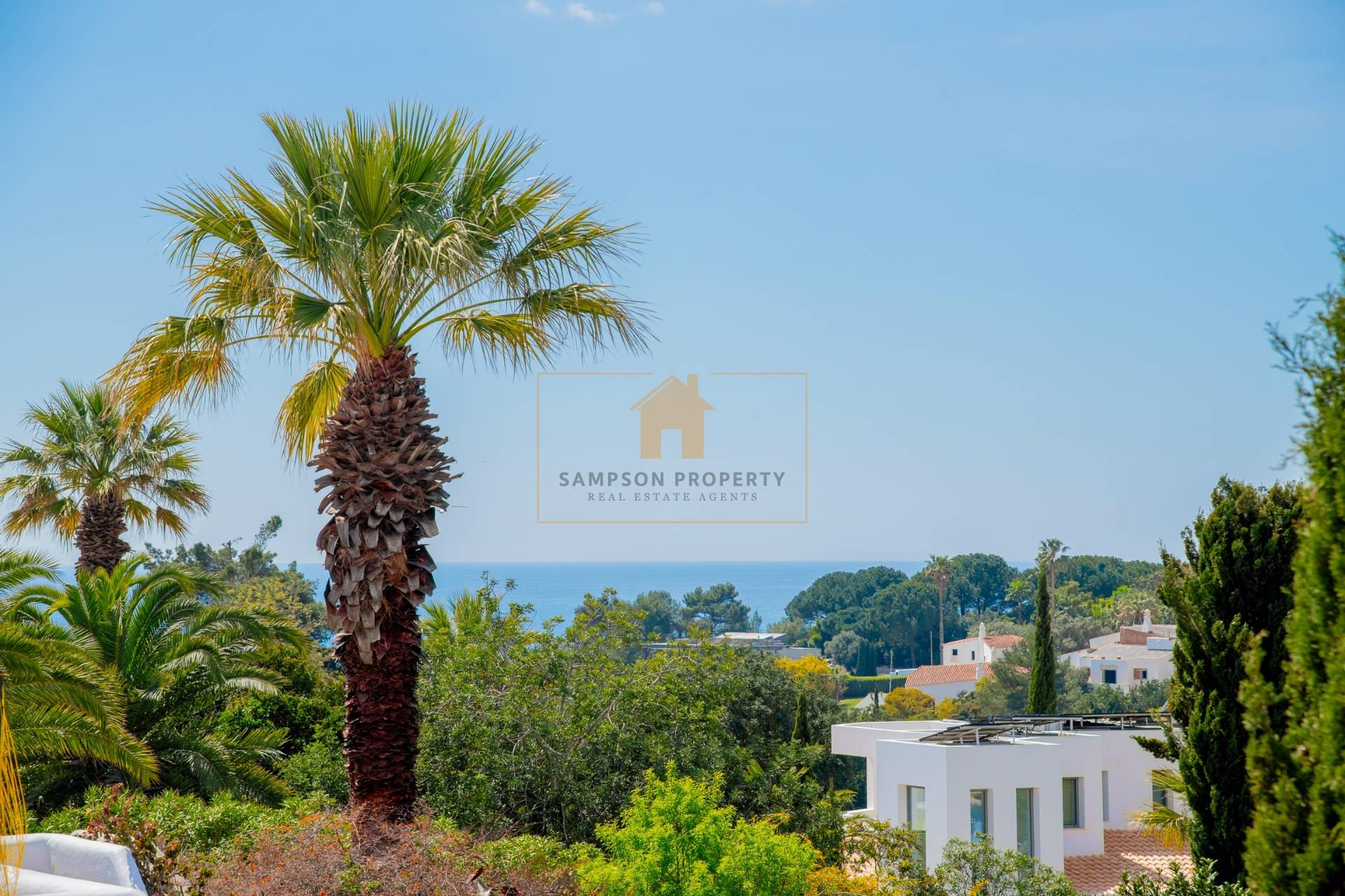 Para venda na Quinta do Paraíso, Carvoeiro moradia com 3 quartos, piscina, garagem e jardim