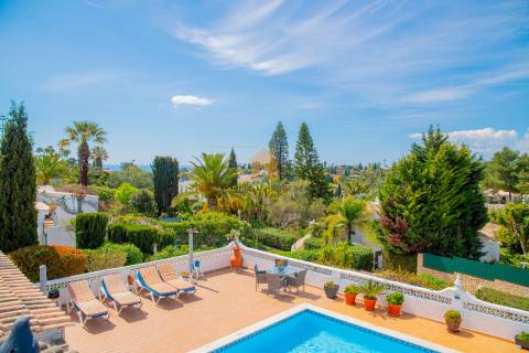 Para venda na Quinta do Paraíso, Carvoeiro moradia com 3 quartos, piscina, garagem e jardim