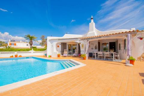 Para venda na Quinta do Paraíso, Carvoeiro moradia com 3 quartos, piscina, garagem e jardim