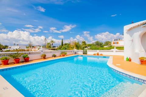 Para venda na Quinta do Paraíso, Carvoeiro moradia com 3 quartos, piscina, garagem e jardim