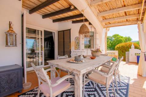 Para venda na Quinta do Paraíso, Carvoeiro moradia com 3 quartos, piscina, garagem e jardim