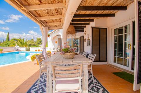 Para venda na Quinta do Paraíso, Carvoeiro moradia com 3 quartos, piscina, garagem e jardim