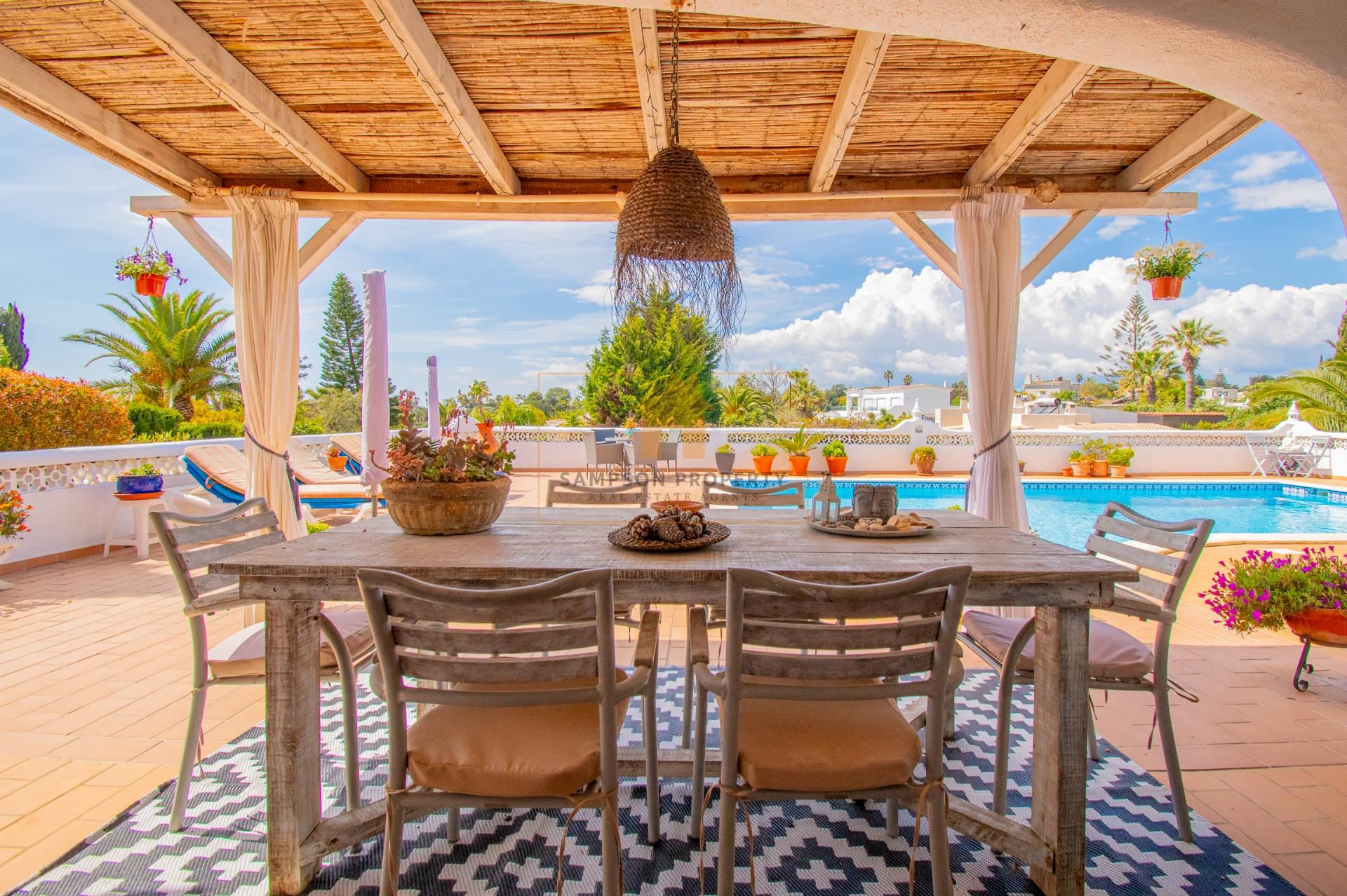 Para venda na Quinta do Paraíso, Carvoeiro moradia com 3 quartos, piscina, garagem e jardim