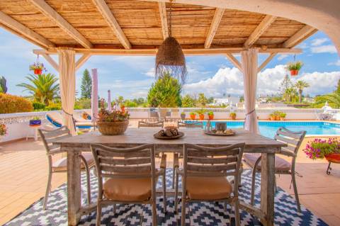 Para venda na Quinta do Paraíso, Carvoeiro moradia com 3 quartos, piscina, garagem e jardim