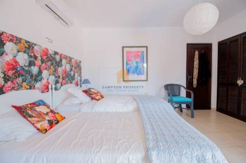 Para venda na Quinta do Paraíso, Carvoeiro moradia com 3 quartos, piscina, garagem e jardim