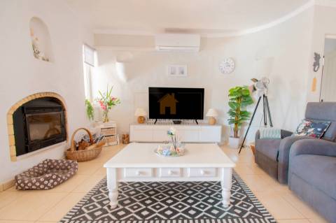 Para venda na Quinta do Paraíso, Carvoeiro moradia com 3 quartos, piscina, garagem e jardim