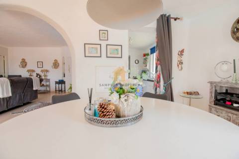 Para venda na Quinta do Paraíso, Carvoeiro moradia com 3 quartos, piscina, garagem e jardim