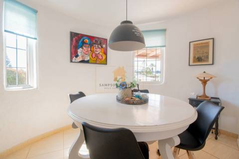 Para venda na Quinta do Paraíso, Carvoeiro moradia com 3 quartos, piscina, garagem e jardim