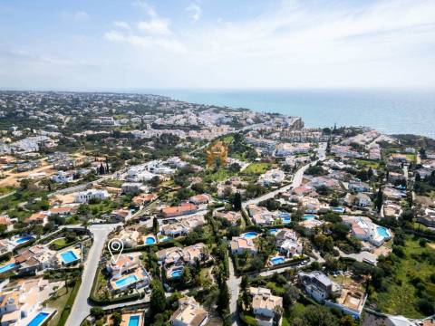 Para venda na Quinta do Paraíso, Carvoeiro moradia com 3 quartos, piscina, garagem e jardim