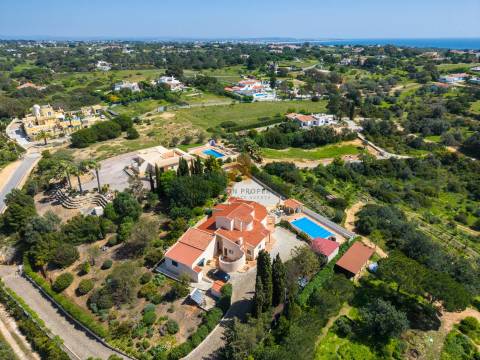 Para venda em Carvoeiro, moradia com 4 quartos, garagem e piscina