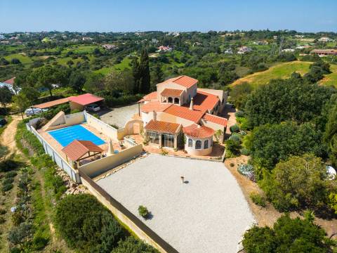 Para venda em Carvoeiro, moradia com 4 quartos, garagem e piscina