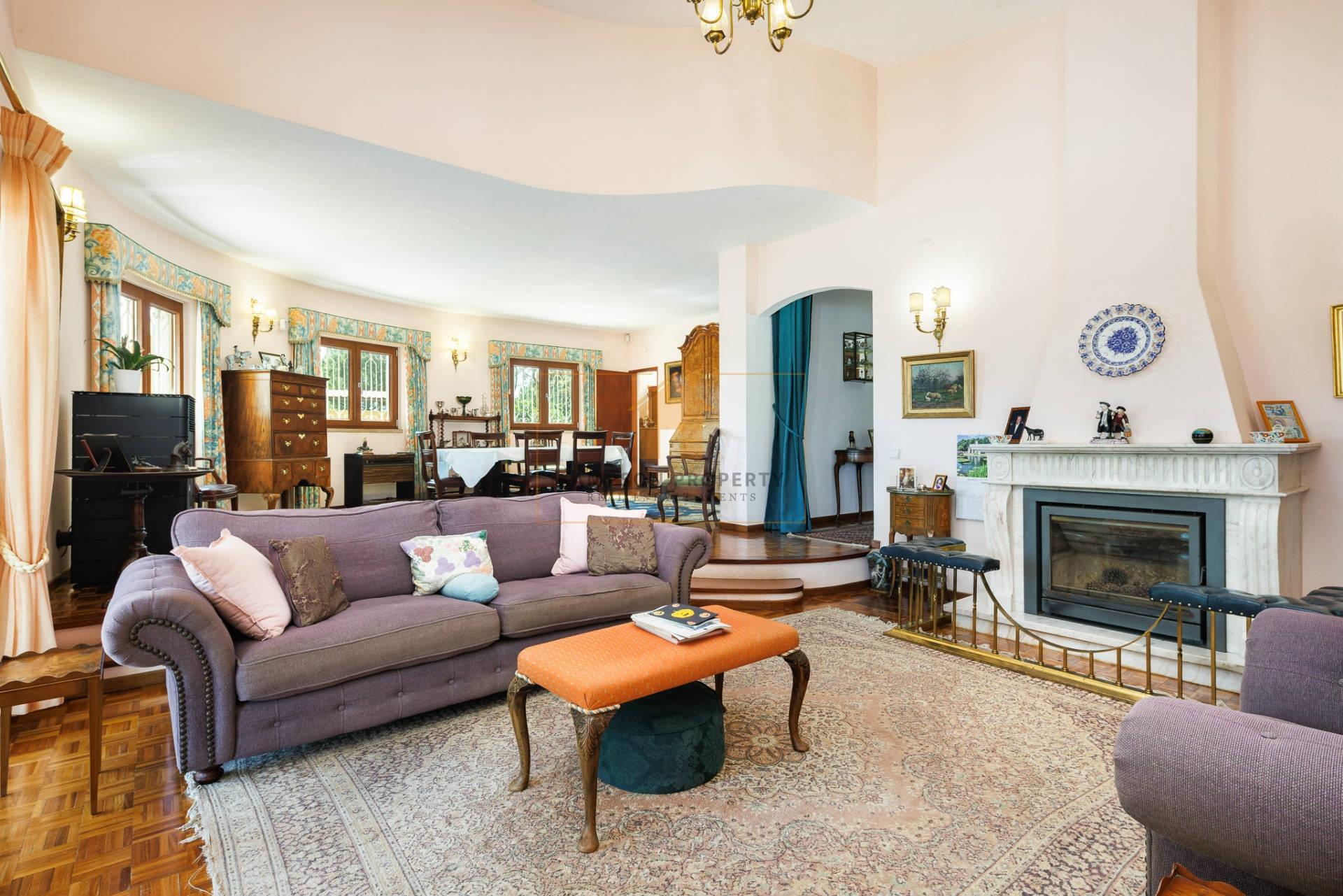 Para venda em Carvoeiro, moradia com 4 quartos, garagem e piscina